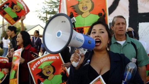 La presidente de la Coalición de Arizona por el Dream Act, Dulce Matuz, hablaba con sus seguidores a través del megáfono en una manifestación días atrás. En el fondo, la activista, Dolores Huerta.