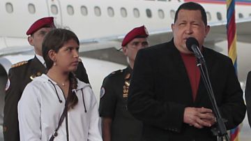 El presidente venezolano, Hugo Chávez (d), hablando en el aeropuerto de Maiquetía, ayer, cerca de Caracas, cuando partió hacia Cuba.