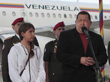 El presidente venezolano, Hugo Chávez (d), hablando en el aeropuerto de Maiquetía, ayer, cerca de Caracas, cuando partió hacia Cuba.