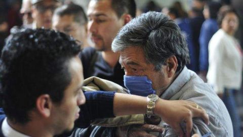 Un hombre es vacunado contra la influenza en un puesto de vacunación.