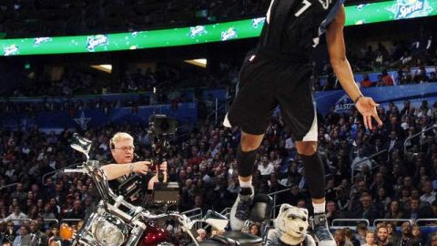 Derrick Williams logra un clavado sobre una motocicleta.