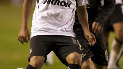Hugo Rodríguez, del Atlas, protege la pelota en el juego de ayer.