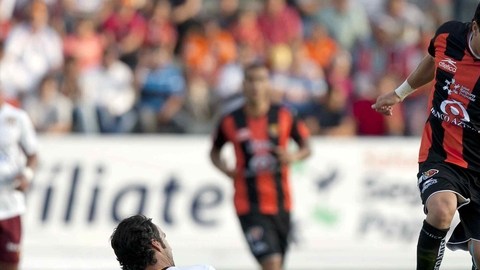 Jorge Rodríguez (der.) se quita a un defensor de Estudiantes-Tecos en el encuentro que Jaguares ganó ayer en la selva chiapaneca.