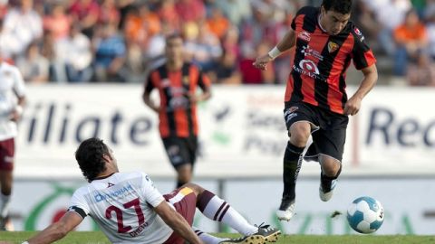 Jorge Rodríguez (der.) se quita a un defensor de Estudiantes-Tecos en el encuentro que Jaguares ganó ayer en la selva chiapaneca.