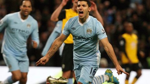 El argentino Sergio 'Kun' Agüero (16) celebra su anotación sobre el Blackburn en el Estadio Etihad.
