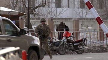 Un soldado estadounidense monta guardia a la entrada del Ministerio del Interior afgano en Kabul.