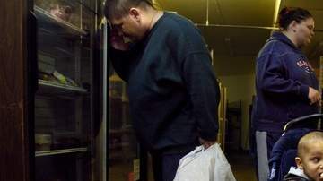 La economía ha obligado a miles de personas a recurrir a la asistencia social, y la Administración quiere usar la pobreza como arma contra los inmigrantes legales.