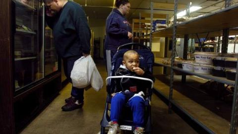 La economía ha obligado a miles de personas a recurrir a la asistencia social, y la Administración quiere usar la pobreza como arma contra los inmigrantes legales.