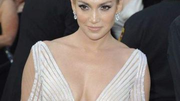 Jennifer López durente su aparición en la alfombra roja de los Oscar.