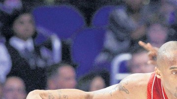 Kobe Bryant, de Lakers, avanza ante la marca de Dwyane Wade, del Heat de Miami, durante  el Juego de Estrellas de la NBA.