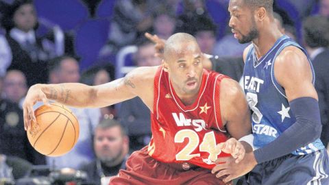 Kobe Bryant, de Lakers, avanza ante la marca de Dwyane Wade, del Heat de Miami, durante  el Juego de Estrellas de la NBA.