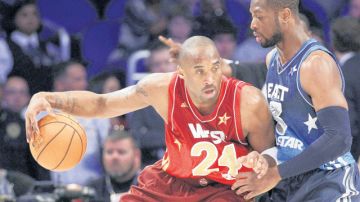 Kobe Bryant, de Lakers, avanza ante la marca de Dwyane Wade, del Heat de Miami, durante  el Juego de Estrellas de la NBA.