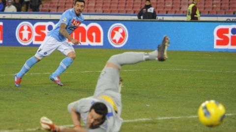 El argentino Ezequiel Lavezzi, del Nápoles, ya sacó el zapatazo para superar la estirada de Julio César, portero del Inter de Milán.