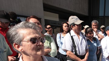 Martina De Santiago (izq.) junto a otras trabajadoras de Long Beach al presentar la iniciativa de Salario Digno el jueves.