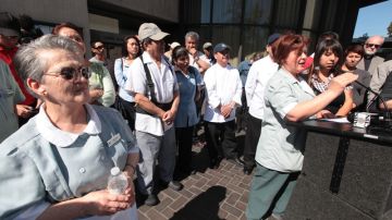 Martina De Santiago (izq.) junto a otras trabajadoras de Long Beach al presentar la iniciativa de Salario Digno el jueves.