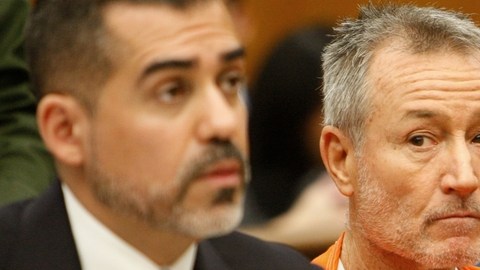 Mark Berndt (der.), maestro de la escuela Miramonte, acusado de una veintena de actos lascivos contra varios de sus estudiantes.