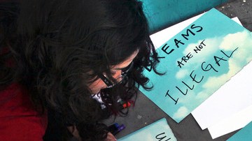 Un grupo de jóvenes que defienden el Dream Act participó en una protesta contra el candidato republicano Mitt Romney.
