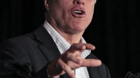 El aspirante a la candidatura por el Partido Republicano a la Presidencia de EEUU Mitt Romney se dirige a los asistentes de un acto electoral celebrado en el Club San Marino, en Troy, Michigan.