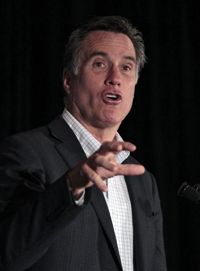 El aspirante a la candidatura por el Partido Republicano a la Presidencia de EEUU Mitt Romney se dirige a los asistentes de un acto electoral celebrado en el Club San Marino, en Troy, Michigan.