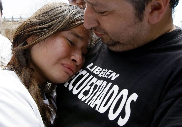 Natalia Duarte (i) abraza al periodista Herbin Hoyos (d), tras caminar 64 kilómetros  hasta Bogotá, para pedir por su padre secuestrado.