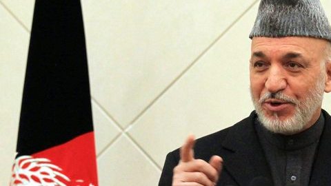 El presidente de Afganistán, Hamid Karzai, da a los periodistas una rueda de prensa en Kabul ayer.