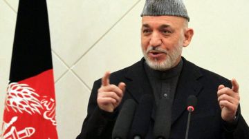 El presidente de Afganistán, Hamid Karzai, da a los periodistas una rueda de prensa en Kabul ayer.