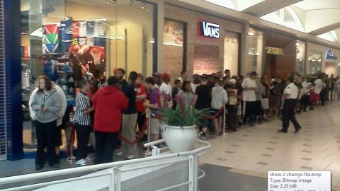 Cientos de personas esperan fuera de una tienda Champs por la oportunidad de comprar los tenis famosos.