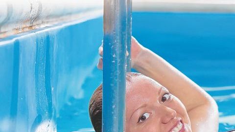 La natación, especialmente cuando se practica en estilo de espalda contribuye a fortalecer y desarrollar los músculos.