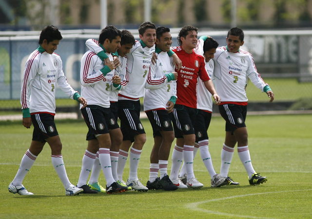 En buena camaradería, los jugadores del Tricolor Sub-23 aparecen en un descanso de su tercera práctica en el CAR de Ciudad de México.