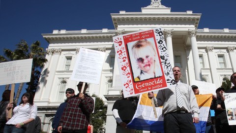 Miembros del grupo South Africa Project ayer frente al Capitolio estatal en Sacramento.