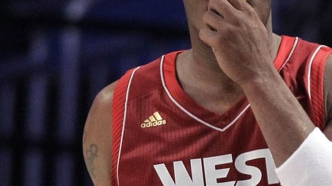 Bryant trata de soportar el dolor tras el percance con Wade.