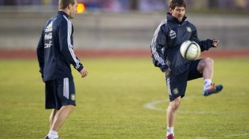 Los argentinos Lionel Messi (der.) y Pablo Zabaleta entrenan con su selección en Berna, Suiza, donde se medirán mañana ante los helvéticos en partido amistoso.