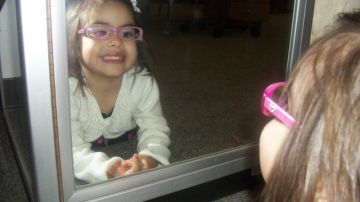 Verónica Millet, de dos años de edad, se adaptó con facilidad a los anteojos que le tratan la esotropía que padece.