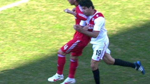 Esta falta de Sergio Ramos (izq.), del Real, quien propina un codazo a Diego Costa, del Rayo Vallecano, debió haber sido roja directa.