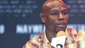 Floyd Mayweather se dirige a los medios de comunicación en la rueda de prensa de ayer en el Coliseo José M. Agrelot.