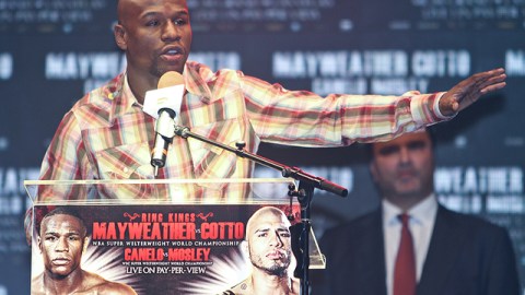 Floyd Mayweather se dirige a los medios de comunicación en la rueda de prensa de ayer en el Coliseo José M. Agrelot.