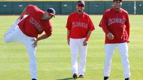 Abreu (der.) luce contento junto a su coterráneo Maicer Iztúris (centro) y Albert Pujols, durante los primeros entrenamientos de los Angels.