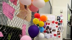 Estudiantes y padres miran el altar colocado en memoria de Joanna Ramos en la primaria de Long Beach.