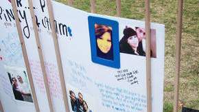 La madre de Carolina Martínez llora junto al altar en el  lugar donde murieron su hija y su novio, ambos de 16 años, el domingo.