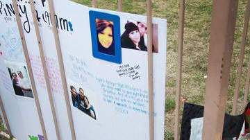 La madre de Carolina Martínez llora junto al altar en el  lugar donde murieron su hija y su novio, ambos de 16 años, el domingo.