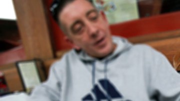 Princess con su amo ayer en el Lazy Dog Café de Torrance, donde los clientes de cuatro patas son bienvenidos.