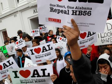 Cerca de 400 manifestantes protestan en contra de la HB56, una de las leyes de inmnigración más duras en toda la nación.