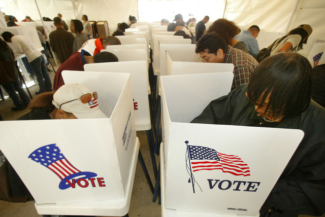 Los latinos ciudadanos en edad de votar suman 6,9 millones en California, según NALEO.