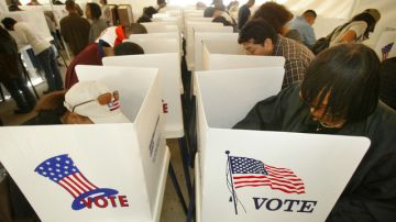 Algunos beneficios de la ciudadanía es poder votar. (Archivo)
