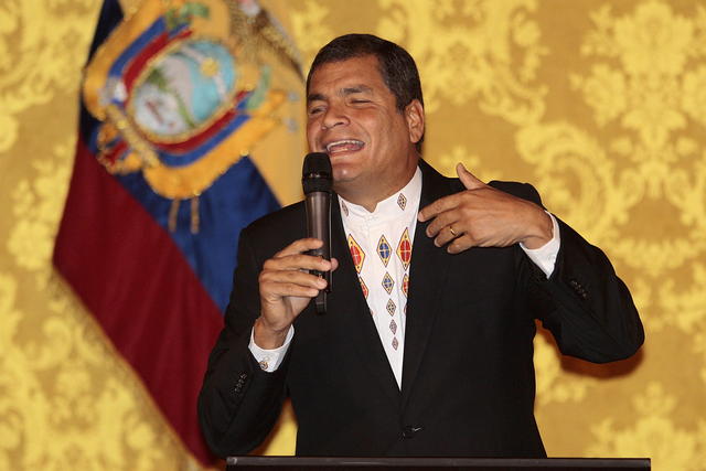 El presidente de Ecuador, Rafael Correa, habla en el Palacio de Gobierno, en Quito, y anuncia que perdonará a los acusados.