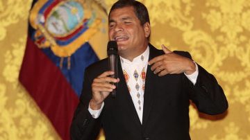 El presidente de Ecuador, Rafael Correa, habla en el Palacio de Gobierno, en Quito, y anuncia que perdonará a los acusados.