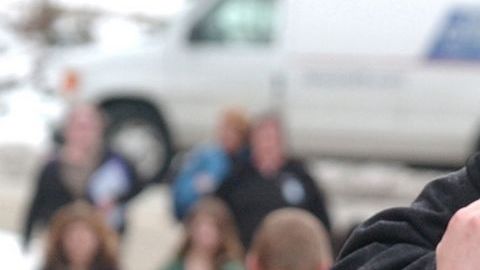 Estudiantes se consuelan tras el fatal tiroteo ocurrido ayer en la secundaria Chardon en un suburbio de Cleveland.