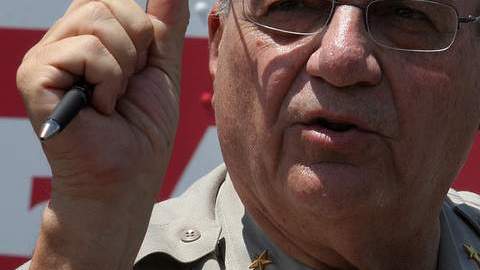El sheriff Joe Arpaio habla ante la prensa.