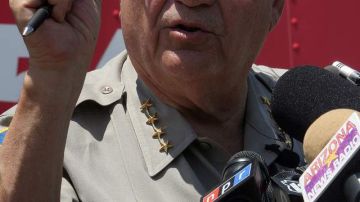 El sheriff Joe Arpaio habla ante la prensa.