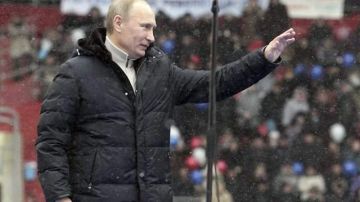 El primer ministro ruso y candidato a la Presidencia, Vladimir Putin, saluda a las más de cien mil personas que asistieron a un  mitin electoral el viernes pasado.